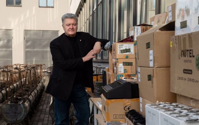 Порошенко з волонтерами передали спорядження для новоствореної бригади ЗСУ