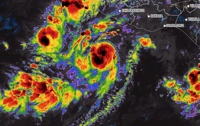 Тропический шторм Рик перерос в ураган: жителей Мексики предупредили о ливнях