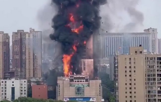 В Китае сгорел небоскреб China Telecom: внутри здания были люди (видео)