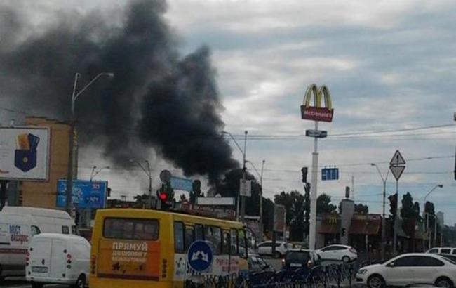 В Киеве произошел пожар возле станции метро "Петровка"