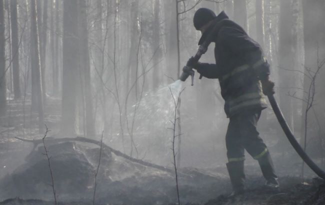 Рятувальники продовжують гасити окремі осередки пожеж у Київській і Житомирській областях