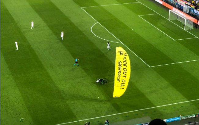 Евро-2020: парапланерист приземлился на поле перед матчем между Францией и Германией