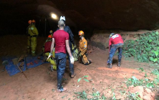 Девять спасателей погибли при обвале пещеры в Бразилии