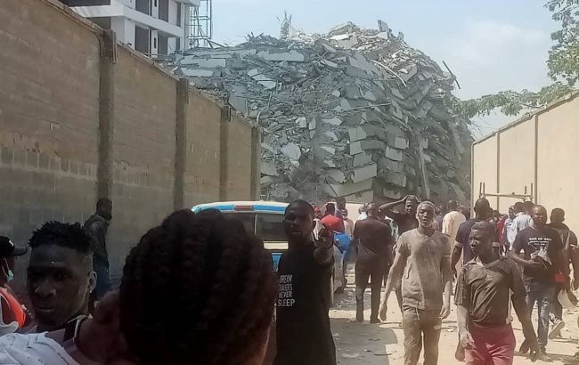 Обрушение многоэтажки в Нигерии: из-под завалов достали тела первых жертв