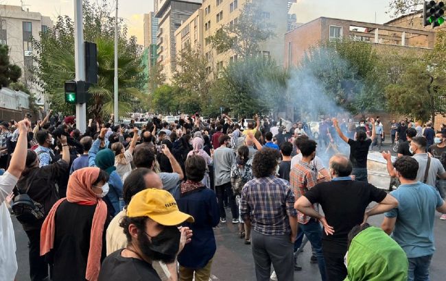 Иран вышел на протесты против полиции. Что стало причиной