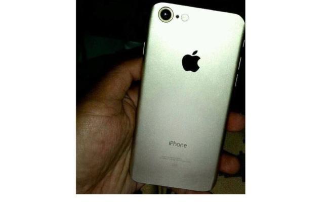 В сеть попала первая "живая" фотография iPhone 7