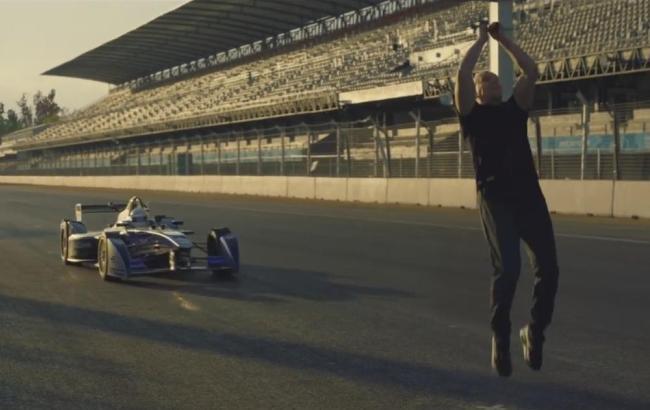 Потрясающее видео: каскадер выполнил заднее сальто через формульный болид