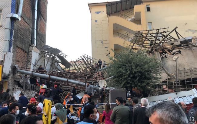 На сході Туреччини обвалився будинок, постраждали понад 10 осіб