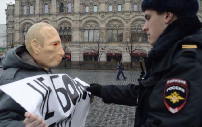 В РФ активист получил 20 суток за пикет в маске Путина