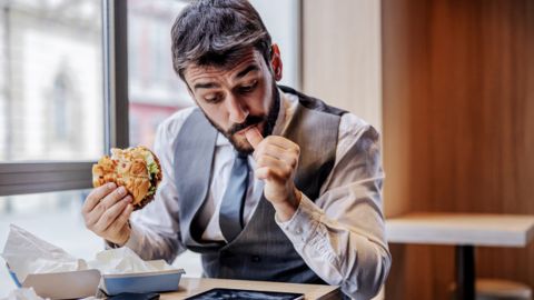 Ці продукти категорично не можна їсти чоловікам старше 40 років: вбивають силу та здоров'я