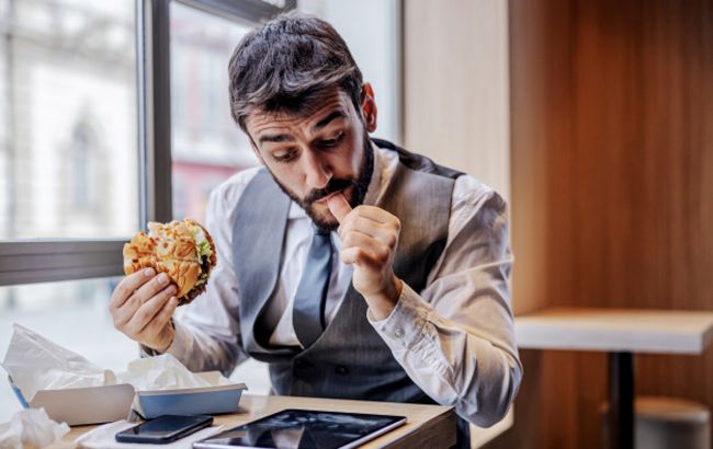 Ці продукти категорично не можна їсти чоловікам старше 40 років: вбивають силу та здоров'я