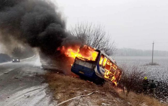 Біля Дніпра в ході ДТП загорілися автобус і легковик, є жертва і постраждалі