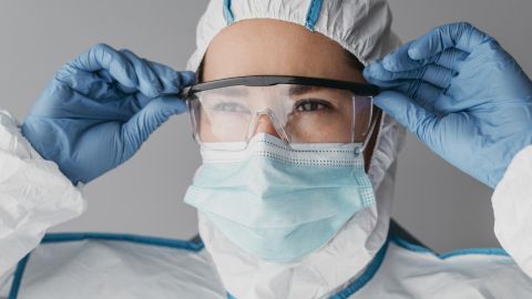 Вчені назвали єдиний шлях передачі коронавірусу: врятує не тільки дистанція