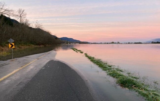 На западе Канады объявили ЧП из-за вызванных ливнями наводнений