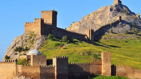 В Крыму под угрозой разрушения оказалась древняя крепость: все подробности