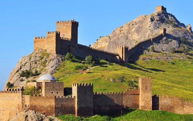 У Криму під загрозою руйнування опинилася стародавня фортеця: усі подробиці