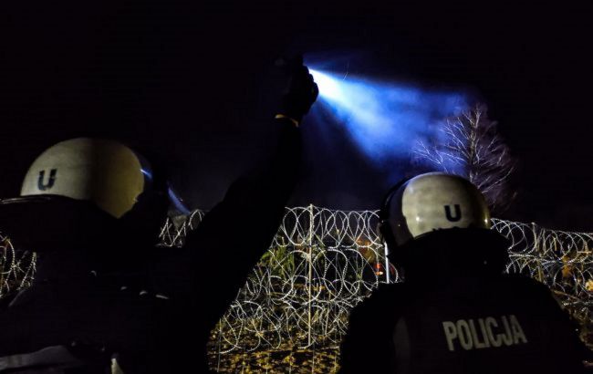 Пробили шлем полицейскому: польские силовики отразили очередную атаку мигрантов на границе