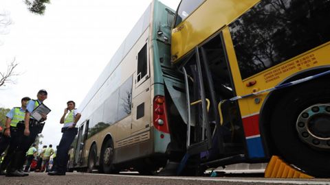 В ДТП с автобусами в Гонконге пострадали почти 80 человек