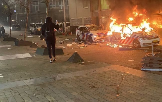 Третью ночь в городах Нидерландов вспыхивают беспорядки из-за COVID-ограничений