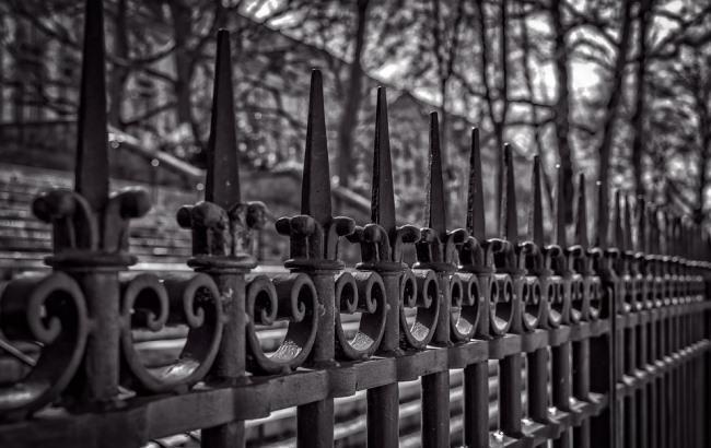 "Пытался перелезть через забор": в Киеве мужчина "накололся" на штыри (фото)