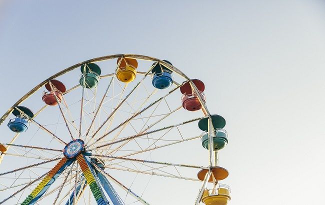 На популярному українському курорті хлопець зірвався з колеса огляду: усі подробиці