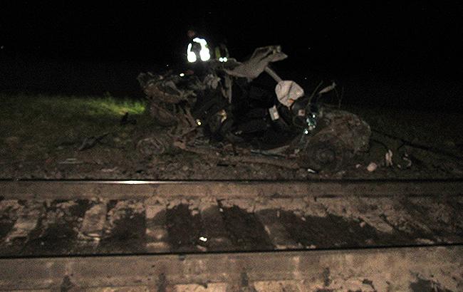 У Івано-Франківській області автомобіль в’їхав у поїзд, є загиблий