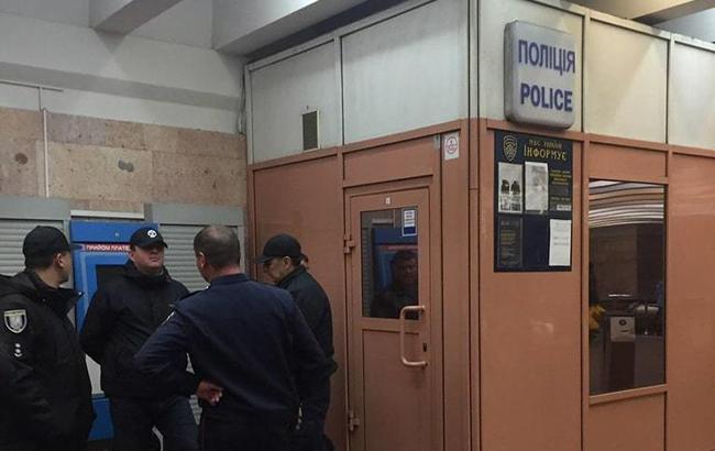 В київському метро поліцейські побили жінок