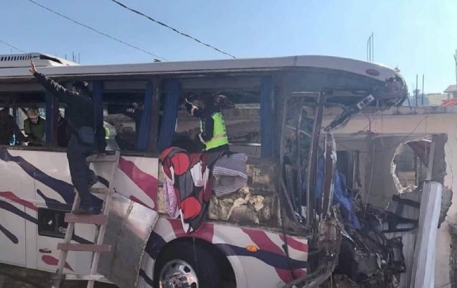 Отказали тормоза: в Мексике рейсовый автобус врезался в дом, есть жертвы