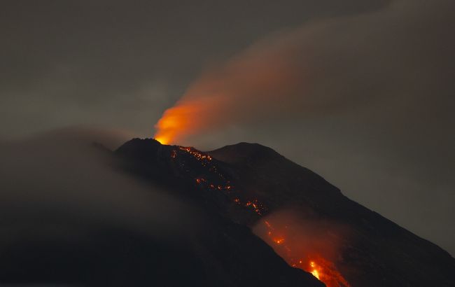 Число жертв извержения вулкана в Индонезии выросло до 14