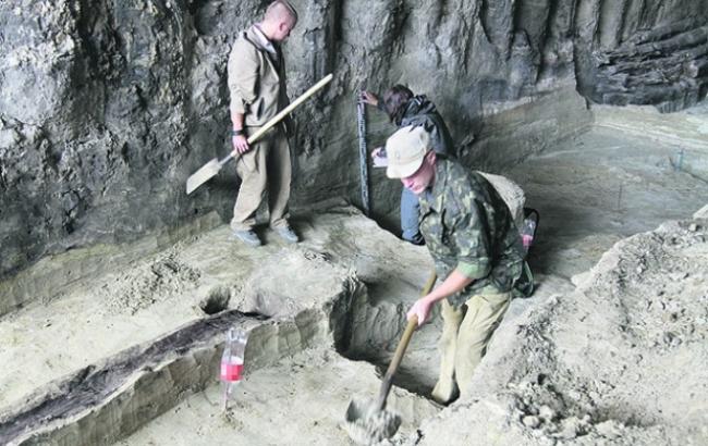 Во время раскопок на Почтовой площади нашли древние деньги и части суден