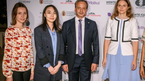 Топові українські шахістки здивували спільним фото з путіністом у Монако