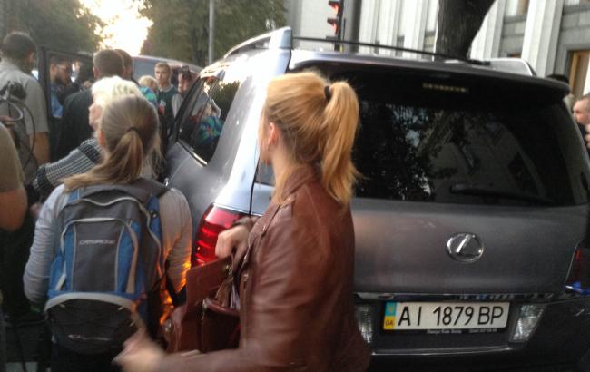 Правоохранители проводят обыск в машине Мосийчука