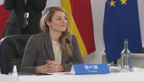 Глава МИД Канады заболела коронавирусом