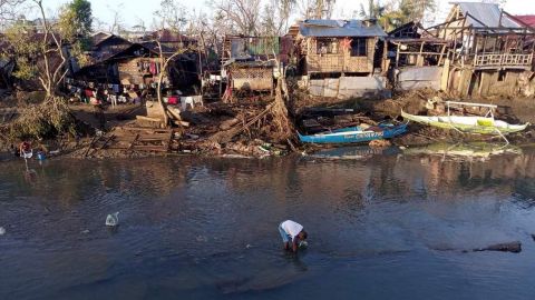 Число жертв от тайфуна "Рай" на Филиппинах резко возросло