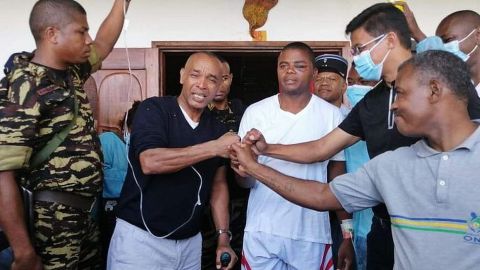 На Мадагаскаре министр выжил после крушения вертолета. И 12 часов плыл к берегу