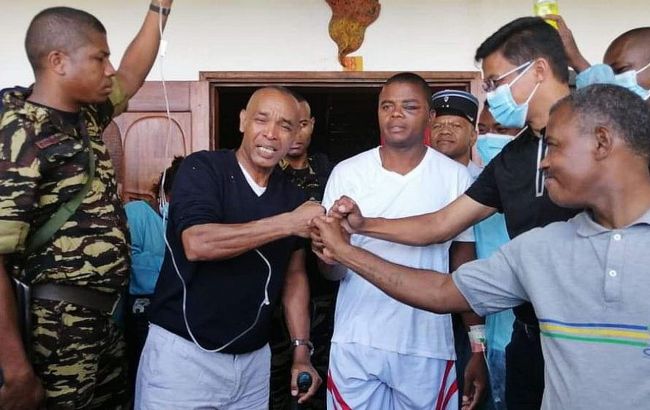 На Мадагаскаре министр выжил после крушения вертолета. И 12 часов плыл к берегу