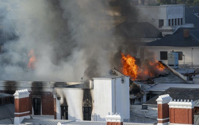 Пожар в здании парламента ЮАР: полиция задержала одного человека