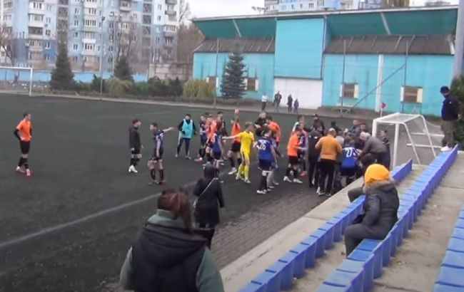 На футбольном матче среди юношей произошла серьезная потасовка: дрались даже родители (видео)