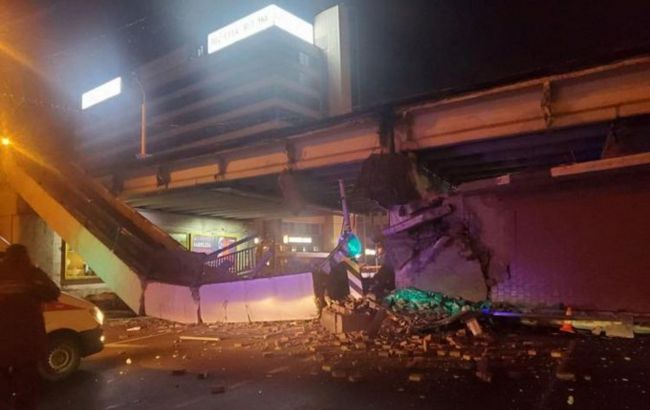 В центре Минска рухнул пешеходный мост: момент обрушения попал на видео