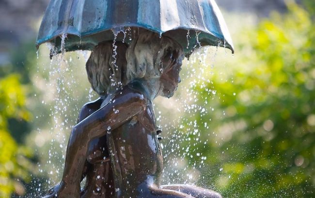 Погода на завтра: в Украине местами дожди и грозы, температура до +36