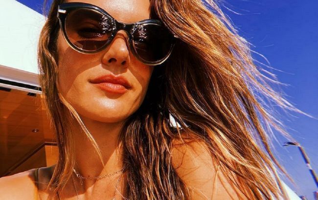 Идеальная женщина: Алессандра Амбросио похвасталась стройной фигурой в откровенном купальнике