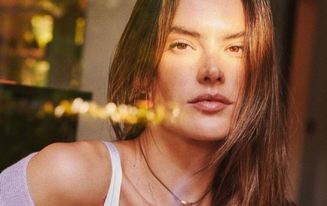 Без макияжа и роскошных нарядов: Алессандра Амбросио восхитила натуральной красотой в домашнем образе