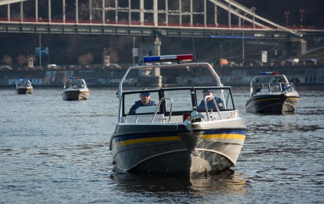 Порошенко передал Нацполиции 102 автомобиля и 10 катеров | РБК-Україна