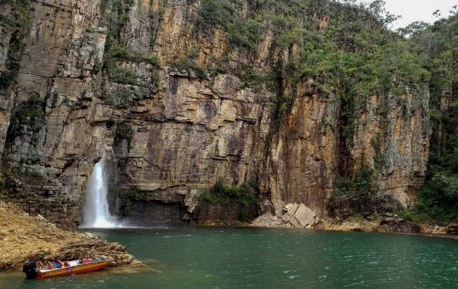 Жертвами обвалення скелі в Бразилії стали 10 туристів