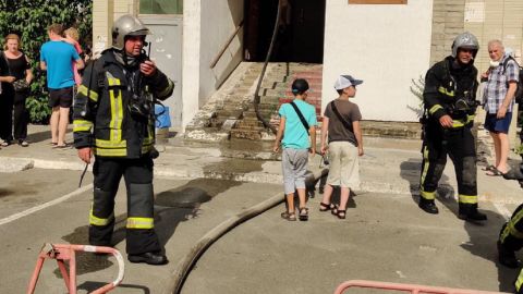 У Києві сталася пожежа поруч з будинком, який вибухнув на Позняках