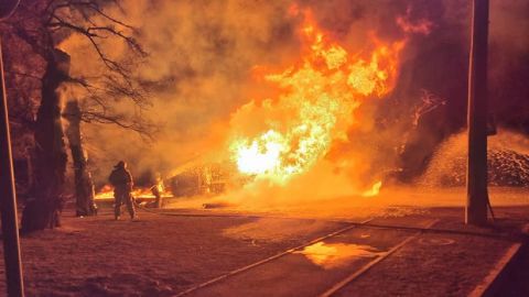В Николаевской области перевернулся и загорелся бензовоз возле АЗС (фото)
