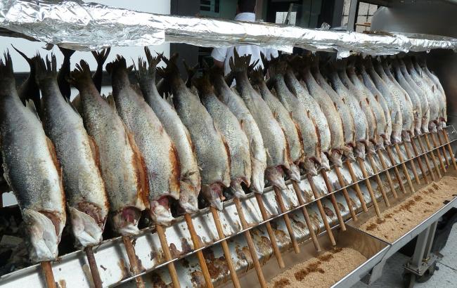 "Для рыбалки сгодится": в столичном супермаркете предлагают рыбу с червями (видео)