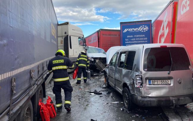 У Чехії на автостраді зіткнулося 40 автомобілів. Рух на Прагу повністю перекрито