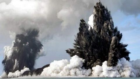 Виверження вулкана в Тихому океані викликало цунамі. Хвиля вже накрила Тонга