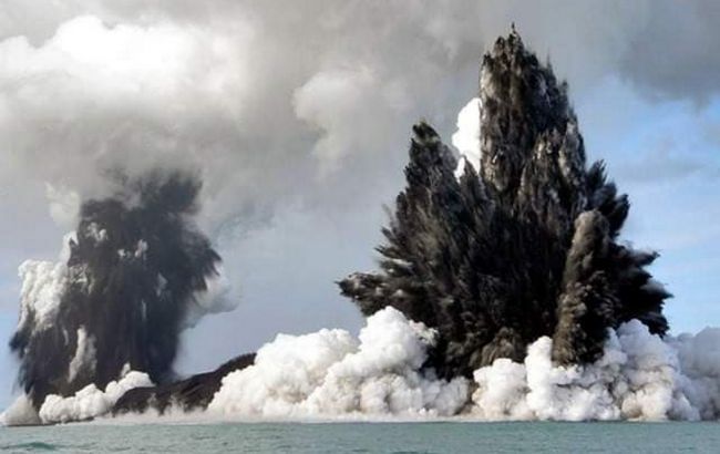 Извержение вулкана в Тихом океане вызвало цунами. Волна уже накрыла Тонга